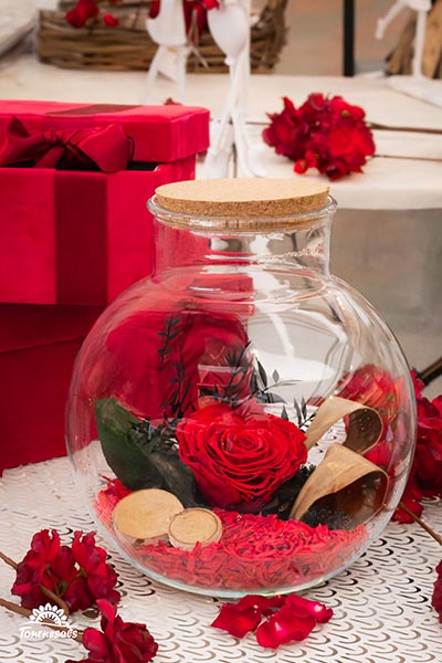 Rose étrnelle dans un vase rond